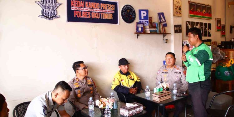 Kapolres OKU Timur AKBP Adik Listiyono bersama jajaran dan komunitas driver ojek online saat peresmian Kedai Kando Presisi di Desa Kotabaru Selatan, Martapura, Selasa (31/3/2026). Kegiatan ini menjadi wadah kolaborasi Polri dan ojol dalam menyampaikan pesan kamtibmas serta meningkatkan pelayanan kepada masyarakat.