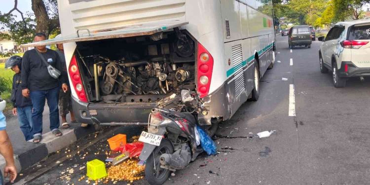 Kecelakaan di Banguntapan Bantul, Motor Hantam Bus Mogok di Jalur Cepat