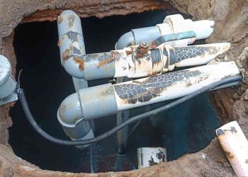 Kondisi saluran limbah (bio-filter) di Area Kuliner Teras Malioboro 1 Yogyakarta yang rusak usai ledakan, Senin (30/3/2026). Ledakan diduga akibat akumulasi gas metana dari saluran yang tersumbat, menyebabkan konblok terangkat dan melukai tiga orang.