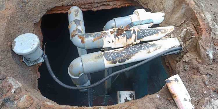 Kondisi saluran limbah (bio-filter) di Area Kuliner Teras Malioboro 1 Yogyakarta yang rusak usai ledakan, Senin (30/3/2026). Ledakan diduga akibat akumulasi gas metana dari saluran yang tersumbat, menyebabkan konblok terangkat dan melukai tiga orang.