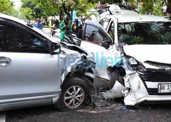 Mobil Toyota Avanza dan Toyota Calya mengalami kerusakan parah setelah terlibat kecelakaan lalu lintas di Jalan Timoho, tepatnya di depan Latar Watu Guesthouse Syariah, Umbulharjo, Kota Yogyakarta, Sabtu (7/3/2026) sekitar pukul 16.30 WIB. Peristiwa yang juga melibatkan sepeda motor Honda Vario tersebut mengakibatkan satu orang luka berat dan tujuh orang luka ringan.