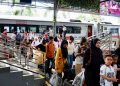 Penumpang kereta api memadati area stasiun di wilayah Divre IV Tanjungkarang saat arus mudik Lebaran 2026