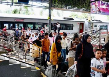 Penumpang kereta api memadati area stasiun di wilayah Divre IV Tanjungkarang saat arus mudik Lebaran 2026