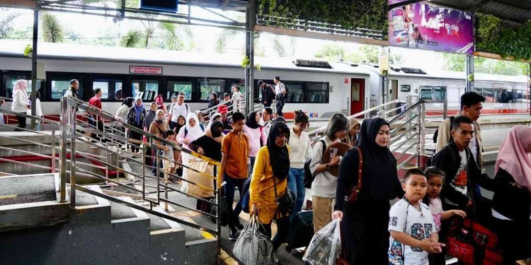 Penumpang kereta api memadati area stasiun di wilayah Divre IV Tanjungkarang saat arus mudik Lebaran 2026