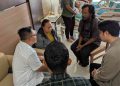 Perwakilan keluarga pengusaha rokok HS berbincang dengan Abdullah dan keluarga saat menjenguk korban kecelakaan lalu lintas di ruang perawatan RSUD Wates, Kulon Progo, Selasa (3/3/2026). Dalam pertemuan tersebut, pihak keluarga menyampaikan komitmen menanggung biaya pengobatan hingga sembuh serta memberikan santunan dan beasiswa pendidikan bagi anak korban sebagai bentuk tanggung jawab.