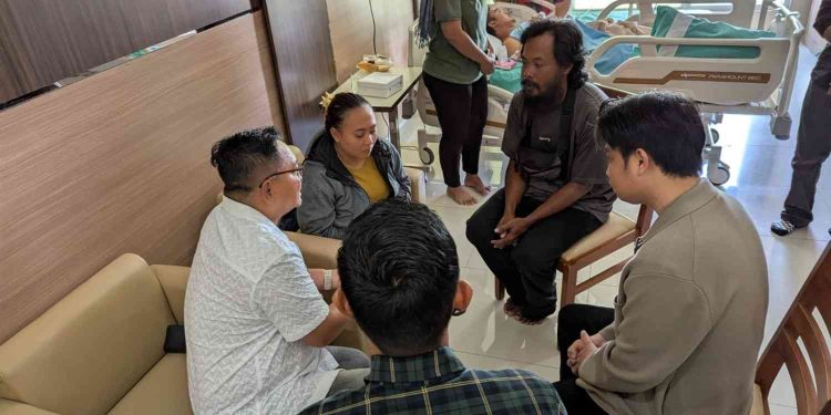 Perwakilan keluarga pengusaha rokok HS berbincang dengan Abdullah dan keluarga saat menjenguk korban kecelakaan lalu lintas di ruang perawatan RSUD Wates, Kulon Progo, Selasa (3/3/2026). Dalam pertemuan tersebut, pihak keluarga menyampaikan komitmen menanggung biaya pengobatan hingga sembuh serta memberikan santunan dan beasiswa pendidikan bagi anak korban sebagai bentuk tanggung jawab.
