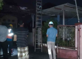 Petugas PLN bersama warga melakukan pengecekan dan perbaikan jaringan listrik di Pedukuhan Dukuh, Keyongan Kidul, Sabdodadi, Bantul, Minggu (1/3/2026) malam, setelah terjadi konsleting yang memicu percikan api dan pemadaman listrik di sejumlah RT.