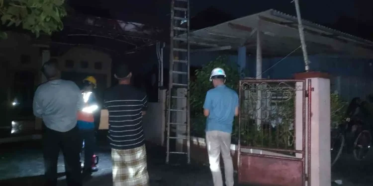 Petugas PLN bersama warga melakukan pengecekan dan perbaikan jaringan listrik di Pedukuhan Dukuh, Keyongan Kidul, Sabdodadi, Bantul, Minggu (1/3/2026) malam, setelah terjadi konsleting yang memicu percikan api dan pemadaman listrik di sejumlah RT.