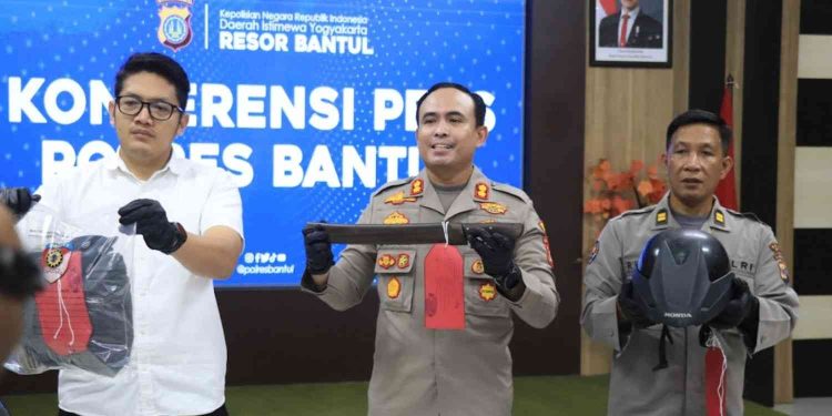 Petugas Polres Bantul menunjukkan sejumlah barang bukti dalam konferensi pers pengungkapan kasus pembunuhan berencana di Mapolres Bantul, DI Yogyakarta. Barang bukti yang ditampilkan antara lain golok yang digunakan pelaku, helm, serta perlengkapan lain yang dipakai saat melakukan aksi pembunuhan terhadap seorang warga di wilayah Sedayu, Bantul.