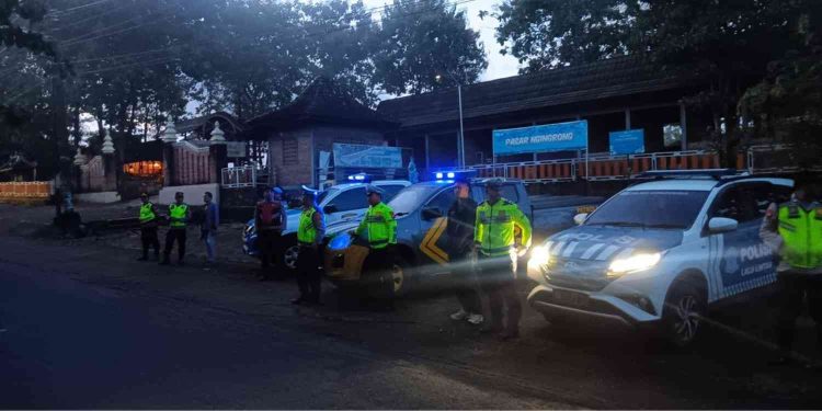Petugas Polres Gunungkidul melakukan patroli subuh di kawasan Jalan JJLS Monggol, Planjan, Saptosari, Sabtu (7/3/2026)