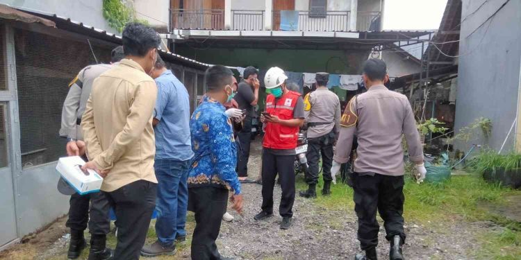 Petugas kepolisian Polsek Depok Timur bersama Tim Inafis Polresta Sleman dan tim medis Puskesmas Depok II melakukan pengecekan dan olah TKP di lokasi penemuan seorang mahasiswi yang meninggal dunia di kamar kos wilayah Ngropoh, Condongcatur, Depok, Sleman, Senin (2/3/2026) pagi.