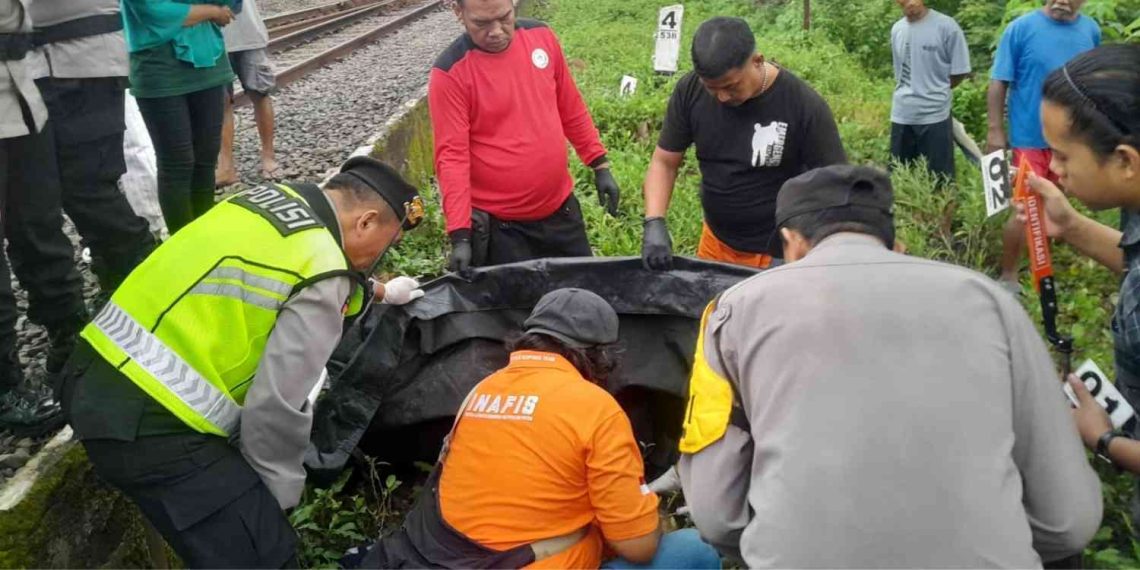 Petugas kepolisian bersama Tim Inafis Polresta Sleman dan relawan melakukan olah tempat kejadian perkara (TKP) serta evakuasi korban di sekitar jalur rel kereta api wilayah Dusun Gamping Lor, Ambarketawang, Gamping, Sleman, Rabu (4/3/2026). Seorang anak berusia 5 tahun dilaporkan meninggal dunia setelah tertemper KA Bandara YIA saat menyeberang rel.