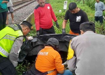 Petugas kepolisian bersama Tim Inafis Polresta Sleman dan relawan melakukan olah tempat kejadian perkara (TKP) serta evakuasi korban di sekitar jalur rel kereta api wilayah Dusun Gamping Lor, Ambarketawang, Gamping, Sleman, Rabu (4/3/2026). Seorang anak berusia 5 tahun dilaporkan meninggal dunia setelah tertemper KA Bandara YIA saat menyeberang rel.