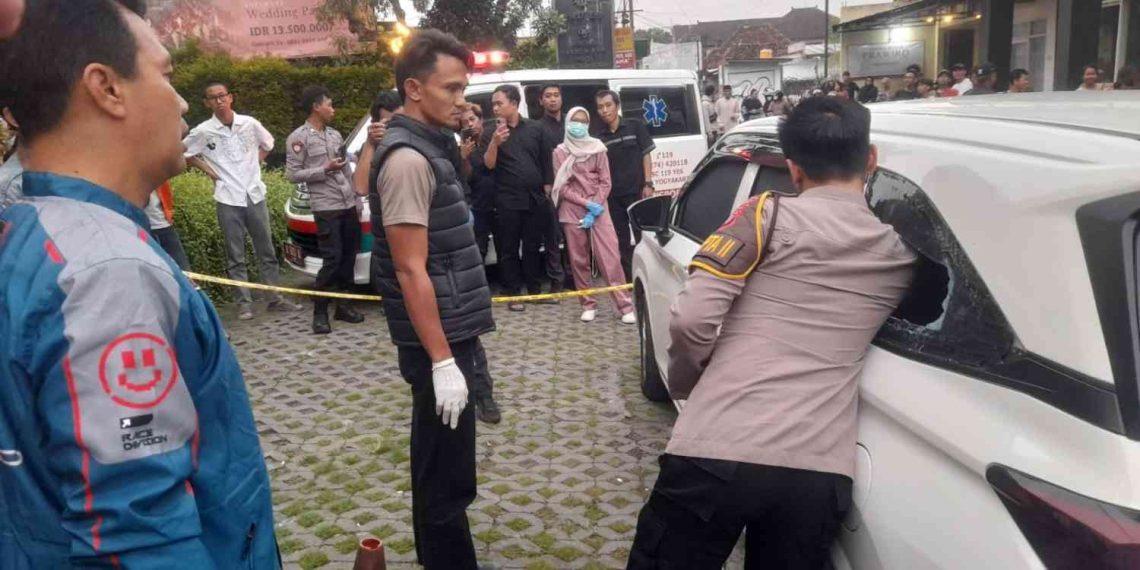 Petugas kepolisian bersama tim medis melakukan pemeriksaan dan evakuasi terhadap seorang pria yang ditemukan meninggal dunia di dalam mobil yang terparkir di depan sebuah hotel di kawasan Jalan Prawirotaman, Mergangsan, Kota Yogyakarta, Senin (9/3/2026)