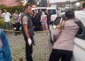 Petugas kepolisian bersama tim medis melakukan pemeriksaan dan evakuasi terhadap seorang pria yang ditemukan meninggal dunia di dalam mobil yang terparkir di depan sebuah hotel di kawasan Jalan Prawirotaman, Mergangsan, Kota Yogyakarta, Senin (9/3/2026)