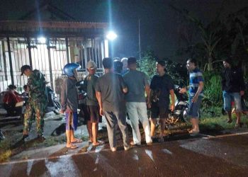Petugas kepolisian bersama warga berada di lokasi keributan antar kelompok remaja di Jalan Imogiri Barat, Sewon, Bantul, Senin (2/3/2026) malam.