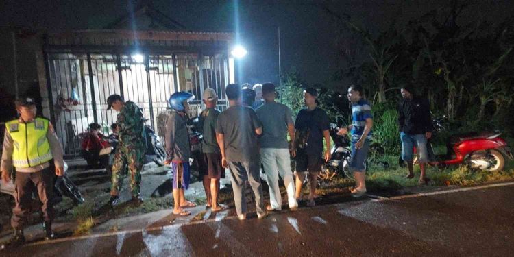 Petugas kepolisian bersama warga berada di lokasi keributan antar kelompok remaja di Jalan Imogiri Barat, Sewon, Bantul, Senin (2/3/2026) malam.