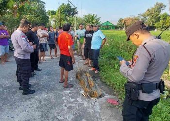 Petugas kepolisian bersama warga melakukan penanganan di lokasi penemuan jenazah seorang perempuan di aliran sungai pengairan sawah, Dusun Gesikan, Panggungharjo, Sewon, Bantul, Senin (30/3/2026) pagi. Korban ditemukan dalam kondisi meninggal dunia dan diduga terjatuh setelah mengalami benturan di sekitar talut sungai.