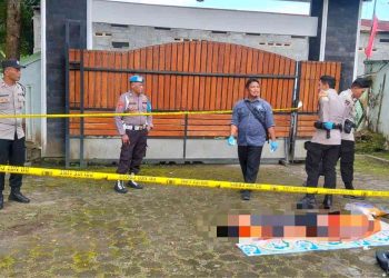 Petugas kepolisian melakukan olah tempat kejadian perkara (TKP) di lokasi penemuan seorang mahasiswa yang meninggal dunia di wilayah Padaran Glodogan, Sidomulyo, Bambanglipuro, Bantul, Selasa (17/3/2026) pagi. Polisi memasang garis pembatas dan melakukan pemeriksaan bersama tim Inafis guna mengungkap penyebab pasti kejadian.