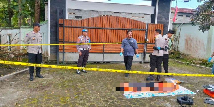 Petugas kepolisian melakukan olah tempat kejadian perkara (TKP) di lokasi penemuan seorang mahasiswa yang meninggal dunia di wilayah Padaran Glodogan, Sidomulyo, Bambanglipuro, Bantul, Selasa (17/3/2026) pagi. Polisi memasang garis pembatas dan melakukan pemeriksaan bersama tim Inafis guna mengungkap penyebab pasti kejadian.