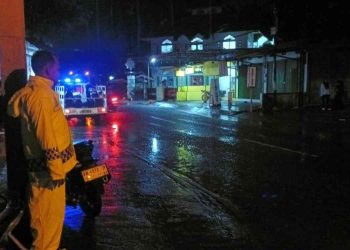 Petugas kepolisian melakukan olah tempat kejadian perkara (TKP) kecelakaan lalu lintas di Jalan Parangtritis, selatan Masjid Duwuran, Kretek, Bantul, Sabtu (28/2/2026) malam. Insiden yang melibatkan dua sepeda motor tersebut menyebabkan tiga orang mengalami luka serta kerusakan pada kendaraan dan gerobak pedagang.