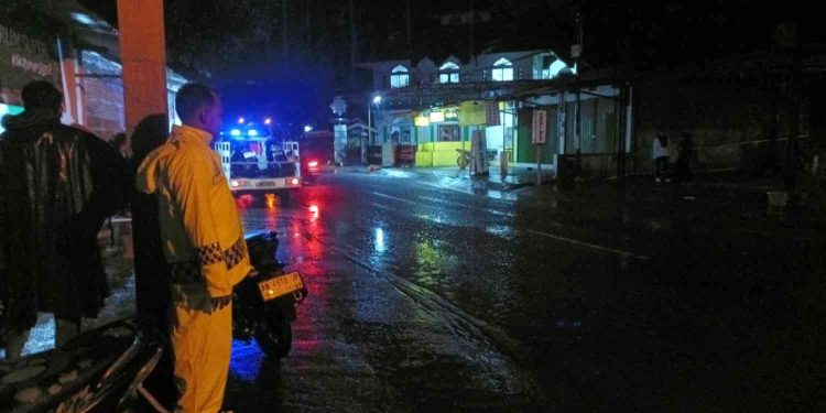 Petugas kepolisian melakukan olah tempat kejadian perkara (TKP) kecelakaan lalu lintas di Jalan Parangtritis, selatan Masjid Duwuran, Kretek, Bantul, Sabtu (28/2/2026) malam. Insiden yang melibatkan dua sepeda motor tersebut menyebabkan tiga orang mengalami luka serta kerusakan pada kendaraan dan gerobak pedagang.