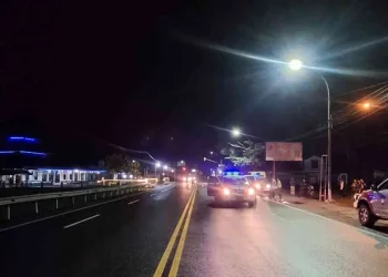 Petugas kepolisian melakukan olah tempat kejadian perkara di Jalan Wates–Yogyakarta, depan Pasar Baru Sentolo, Kulon Progo, Minggu (1/3/2026) dini hari.