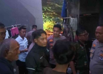 Caption gambar: Petugas kepolisian melakukan pemeriksaan lokasi kejadian setelah terjadi ledakan yang diduga berasal dari obat petasan di sebuah rumah di kawasan Suryodiningratan, Mantrijeron, Kota Yogyakarta, Selasa (10/3/2026). Peristiwa tersebut mengakibatkan tiga orang mengalami luka bakar dan langsung dilarikan ke RS Wirosaban Yogyakarta untuk mendapatkan perawatan medis.