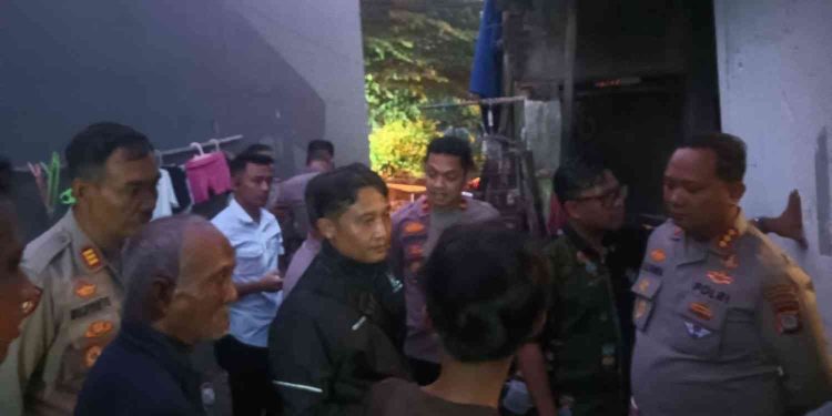 Caption gambar: Petugas kepolisian melakukan pemeriksaan lokasi kejadian setelah terjadi ledakan yang diduga berasal dari obat petasan di sebuah rumah di kawasan Suryodiningratan, Mantrijeron, Kota Yogyakarta, Selasa (10/3/2026). Peristiwa tersebut mengakibatkan tiga orang mengalami luka bakar dan langsung dilarikan ke RS Wirosaban Yogyakarta untuk mendapatkan perawatan medis.