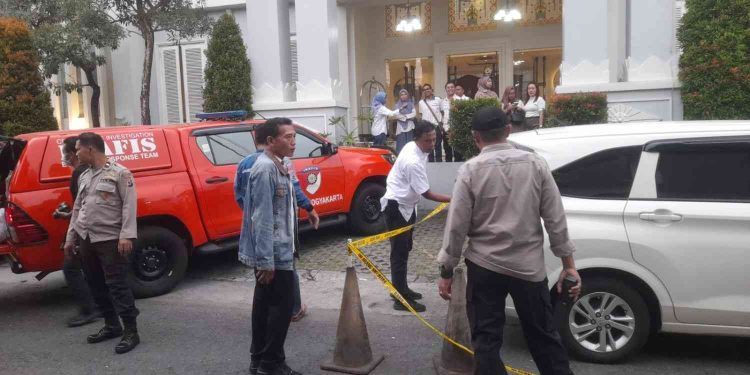 Petugas kepolisian memasang garis polisi di sekitar mobil Toyota Avanza yang menjadi lokasi ditemukannya seorang pria meninggal dunia di depan sebuah hotel di kawasan Jalan Prawirotaman, Mergangsan, Kota Yogyakarta, Senin (9/3/2026). Korban berinisial RK (61), warga Baciro, Gondokusuman, ditemukan di dalam kendaraan setelah mobil tersebut terparkir sejak siang hari dan menimbulkan kecurigaan petugas keamanan hotel. Polisi bersama tim Inafis Polresta Yogyakarta kemudian melakukan olah tempat kejadian perkara sebelum korban dievakuasi ke RS Wirosaban untuk pemeriksaan lebih lanjut.