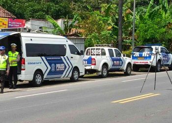 Polisi melakukan olah TKP kecelakaan Moge Vs Jupiter MX di Temon yang libatkan Bos Rokok