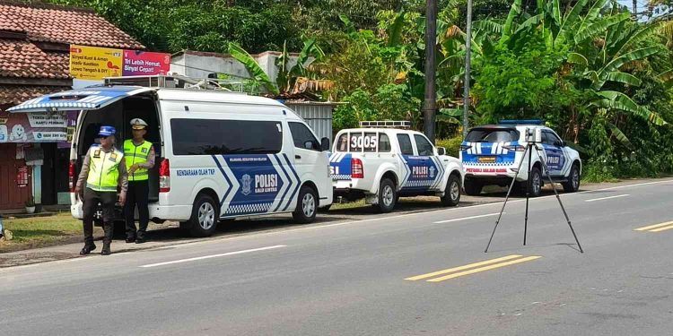 Polisi melakukan olah TKP kecelakaan Moge Vs Jupiter MX di Temon yang libatkan Bos Rokok