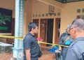 Polisi memasang garis polisi lokasi pembunuhan Anggota Joxzin di Bantul