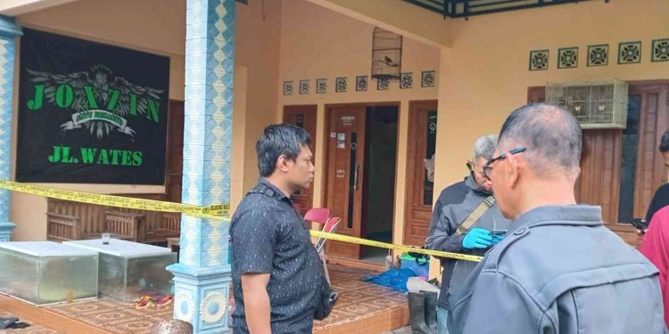 Polisi memasang garis polisi lokasi pembunuhan Anggota Joxzin di Bantul