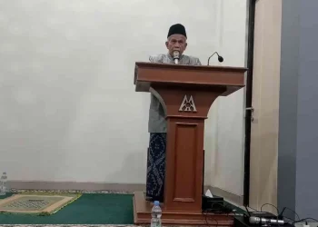 Prof Maragustam menyampaikan ceramah di Masjid Daarul Muttaqin Universitas Alma Ata