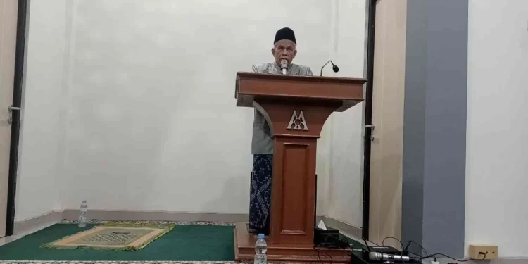 Prof Maragustam menyampaikan ceramah di Masjid Daarul Muttaqin Universitas Alma Ata