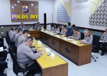 Polda Daerah Istimewa Yogyakarta (DIY) akan memberlakukan rekayasa arus lalu lintas di kawasan Malioboro dan sekitarnya pada Kamis (2/4/2026) dalam rangka pengamanan Kirab Budaya Hari Ulang Tahun ke-80 Sri Sultan Hamengku Buwono X. Rekayasa ini dilakukan untuk mengantisipasi kepadatan kendaraan akibat tingginya partisipasi masyarakat dan peserta kirab. Kegiatan budaya tersebut dipusatkan di sepanjang Malioboro hingga Keraton Yogyakarta. Pengaturan lalu lintas akan berlangsung sejak pagi hari hingga seluruh rangkaian acara selesai. Kabid Humas Polda DIY, Kombes Pol Ihsan, S.I.K., mengatakan pihaknya telah berkoordinasi dengan Dinas Perhubungan DIY untuk memastikan kelancaran arus lalu lintas selama kegiatan berlangsung. “Polda DIY bersama Dishub DIY akan menerapkan rekayasa dan pengalihan arus lalu lintas secara selektif mulai pukul 06.00 WIB hingga seluruh rangkaian kegiatan kirab budaya selesai dilaksanakan,” ujarnya. Menurut Ihsan, sejumlah titik strategis menuju kawasan Malioboro dan Keraton akan mengalami penutupan dan pengalihan arus kendaraan. Dari arah utara, akses Jalan Malioboro akan ditutup total. Sementara itu, kendaraan dari arah barat yang melintas di Simpang PKU akan dialihkan menuju Jalan Bhayangkara. Penutupan juga diberlakukan dari arah timur, tepatnya di Simpang Empat Gondomanan yang mengarah ke Jalan P. Senopati. Selain itu, rekayasa arus lalu lintas turut diterapkan di Jalan Ibu Ruswo yang mengarah ke barat serta di Simpang Empat Kauman yang mengarah ke timur. Untuk mendukung kelancaran kegiatan, panitia telah menyiapkan sejumlah kantong parkir bagi tamu undangan dan peserta kirab. Parkir tamu VIP disediakan di kawasan Keben Keraton. Sementara itu, peserta dari Kota Yogyakarta diarahkan parkir di Sriwedani dan Pasar Sore. Peserta dari Kabupaten Bantul akan menggunakan kawasan Parkir Senopati, sedangkan peserta dari Kabupaten Sleman ditempatkan di DPRD DIY dan Jalan Perwakilan. Adapun peserta dari Kabupaten Gunungkidul disediakan lahan parkir di kawasan Kepatihan dan Jalan Suryatmajan. Dalam pengamanan kegiatan ini, Polda DIY akan menerjunkan sekitar 900 personel gabungan dari berbagai satuan, termasuk Polresta Yogyakarta. “Sebanyak kurang lebih 900 personel gabungan akan diterjunkan untuk melakukan pengamanan kegiatan, termasuk dengan mendirikan beberapa pos pengamanan guna memudahkan pengendalian, koordinasi, serta penyampaian informasi di lapangan,” jelas Ihsan. Polda DIY juga mengimbau masyarakat untuk menyesuaikan rute perjalanan serta memanfaatkan kantong parkir yang telah disediakan. Hal ini dilakukan guna menjaga kelancaran lalu lintas sekaligus memastikan kegiatan budaya berlangsung aman dan tertib.