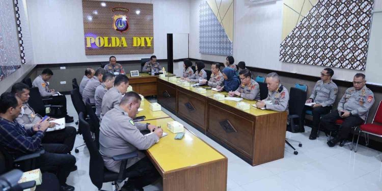 Polda Daerah Istimewa Yogyakarta (DIY) akan memberlakukan rekayasa arus lalu lintas di kawasan Malioboro dan sekitarnya pada Kamis (2/4/2026) dalam rangka pengamanan Kirab Budaya Hari Ulang Tahun ke-80 Sri Sultan Hamengku Buwono X. Rekayasa ini dilakukan untuk mengantisipasi kepadatan kendaraan akibat tingginya partisipasi masyarakat dan peserta kirab. Kegiatan budaya tersebut dipusatkan di sepanjang Malioboro hingga Keraton Yogyakarta. Pengaturan lalu lintas akan berlangsung sejak pagi hari hingga seluruh rangkaian acara selesai. Kabid Humas Polda DIY, Kombes Pol Ihsan, S.I.K., mengatakan pihaknya telah berkoordinasi dengan Dinas Perhubungan DIY untuk memastikan kelancaran arus lalu lintas selama kegiatan berlangsung. “Polda DIY bersama Dishub DIY akan menerapkan rekayasa dan pengalihan arus lalu lintas secara selektif mulai pukul 06.00 WIB hingga seluruh rangkaian kegiatan kirab budaya selesai dilaksanakan,” ujarnya. Menurut Ihsan, sejumlah titik strategis menuju kawasan Malioboro dan Keraton akan mengalami penutupan dan pengalihan arus kendaraan. Dari arah utara, akses Jalan Malioboro akan ditutup total. Sementara itu, kendaraan dari arah barat yang melintas di Simpang PKU akan dialihkan menuju Jalan Bhayangkara. Penutupan juga diberlakukan dari arah timur, tepatnya di Simpang Empat Gondomanan yang mengarah ke Jalan P. Senopati. Selain itu, rekayasa arus lalu lintas turut diterapkan di Jalan Ibu Ruswo yang mengarah ke barat serta di Simpang Empat Kauman yang mengarah ke timur. Untuk mendukung kelancaran kegiatan, panitia telah menyiapkan sejumlah kantong parkir bagi tamu undangan dan peserta kirab. Parkir tamu VIP disediakan di kawasan Keben Keraton. Sementara itu, peserta dari Kota Yogyakarta diarahkan parkir di Sriwedani dan Pasar Sore. Peserta dari Kabupaten Bantul akan menggunakan kawasan Parkir Senopati, sedangkan peserta dari Kabupaten Sleman ditempatkan di DPRD DIY dan Jalan Perwakilan. Adapun peserta dari Kabupaten Gunungkidul disediakan lahan parkir di kawasan Kepatihan dan Jalan Suryatmajan. Dalam pengamanan kegiatan ini, Polda DIY akan menerjunkan sekitar 900 personel gabungan dari berbagai satuan, termasuk Polresta Yogyakarta. “Sebanyak kurang lebih 900 personel gabungan akan diterjunkan untuk melakukan pengamanan kegiatan, termasuk dengan mendirikan beberapa pos pengamanan guna memudahkan pengendalian, koordinasi, serta penyampaian informasi di lapangan,” jelas Ihsan. Polda DIY juga mengimbau masyarakat untuk menyesuaikan rute perjalanan serta memanfaatkan kantong parkir yang telah disediakan. Hal ini dilakukan guna menjaga kelancaran lalu lintas sekaligus memastikan kegiatan budaya berlangsung aman dan tertib.