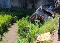 Sebuah mobil Daihatsu Terios terperosok ke area persawahan di Jalan Bugisan Selatan, Kasihan, Bantul, Sabtu (21/3/2026). Kecelakaan tunggal ini mengakibatkan satu penumpang meninggal dunia dan sejumlah lainnya mengalami luka-luka.