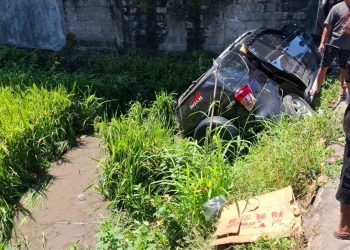Sebuah mobil Daihatsu Terios terperosok ke area persawahan di Jalan Bugisan Selatan, Kasihan, Bantul, Sabtu (21/3/2026). Kecelakaan tunggal ini mengakibatkan satu penumpang meninggal dunia dan sejumlah lainnya mengalami luka-luka.