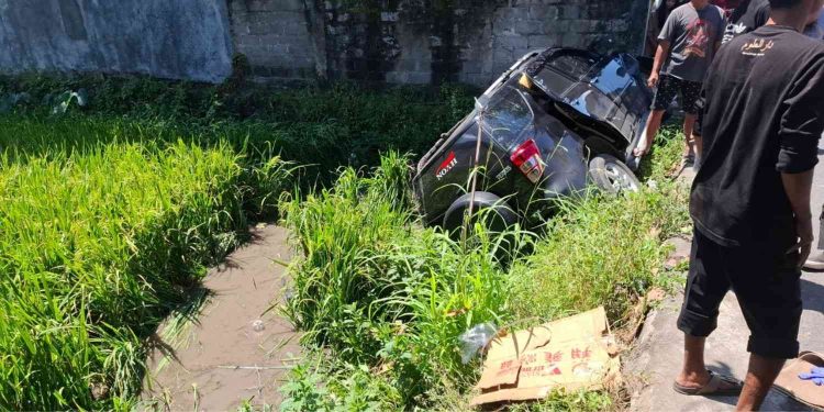 Sebuah mobil Daihatsu Terios terperosok ke area persawahan di Jalan Bugisan Selatan, Kasihan, Bantul, Sabtu (21/3/2026). Kecelakaan tunggal ini mengakibatkan satu penumpang meninggal dunia dan sejumlah lainnya mengalami luka-luka.