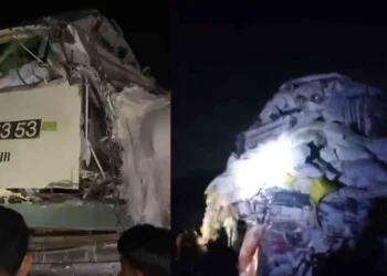 Truk gandeng yang terlibat insiden dengan KA Blambangan Ekspres tampak ringsek setelah tertabrak lokomotif di perlintasan kereta api Pertigaan Jorongan