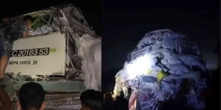 Truk gandeng yang terlibat insiden dengan KA Blambangan Ekspres tampak ringsek setelah tertabrak lokomotif di perlintasan kereta api Pertigaan Jorongan