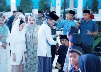 Amsakar dan Li Claudia Berikan Santunan kepada 1.200 Anak Yatim di Batam