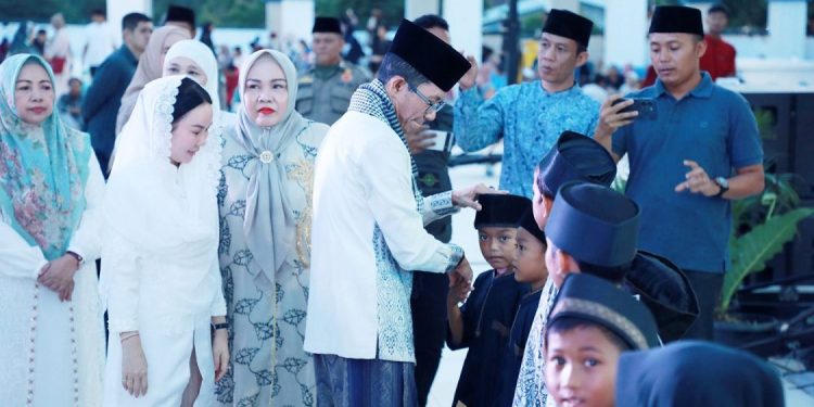 Amsakar dan Li Claudia Berikan Santunan kepada 1.200 Anak Yatim di Batam