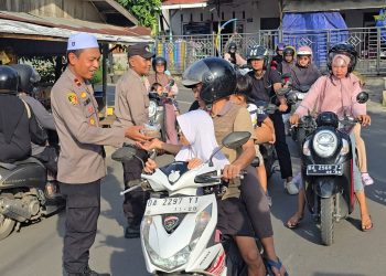 Polsek Paringin Bagikan Takjil Gratis di Bulan Ramadan