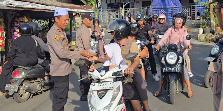 Polsek Paringin Bagikan Takjil Gratis di Bulan Ramadan