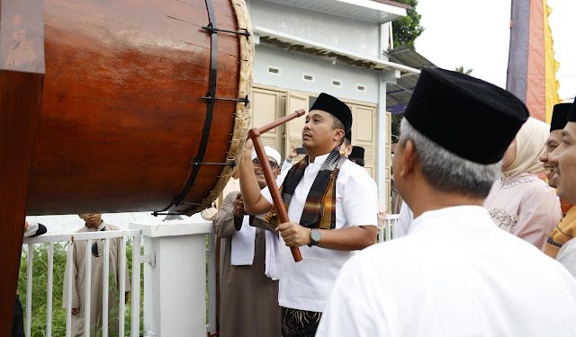 Warga Air Dingin Manfaatkan Kayu Banjir untuk Tabuah Masjid