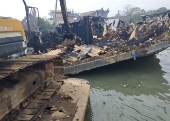 Proses Penutuhan KM Dua Putra di Sungai Sambong Dilakukan dengan Standar Lingkungan