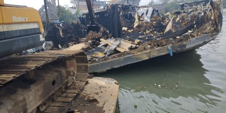 Proses Penutuhan KM Dua Putra di Sungai Sambong Dilakukan dengan Standar Lingkungan